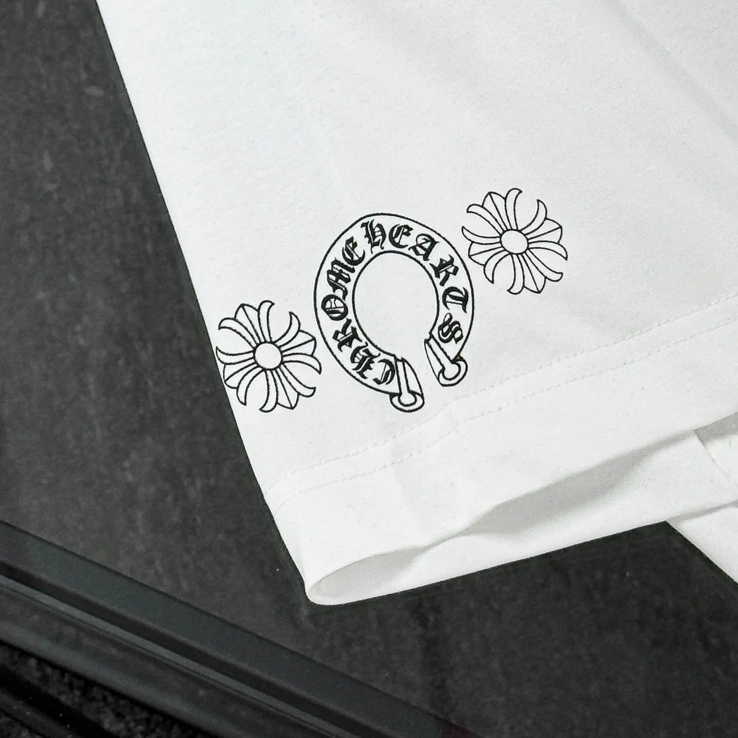 P170 Chrome Hearts Chrome Hearts 25 high version. The fabric is made of 300g high-density pure cotton. It does not deform or shrink. It has three labels. It is the same style for men and women. Technology: Gradient digital printing. Color: White. Black. SIZE: S-XL.